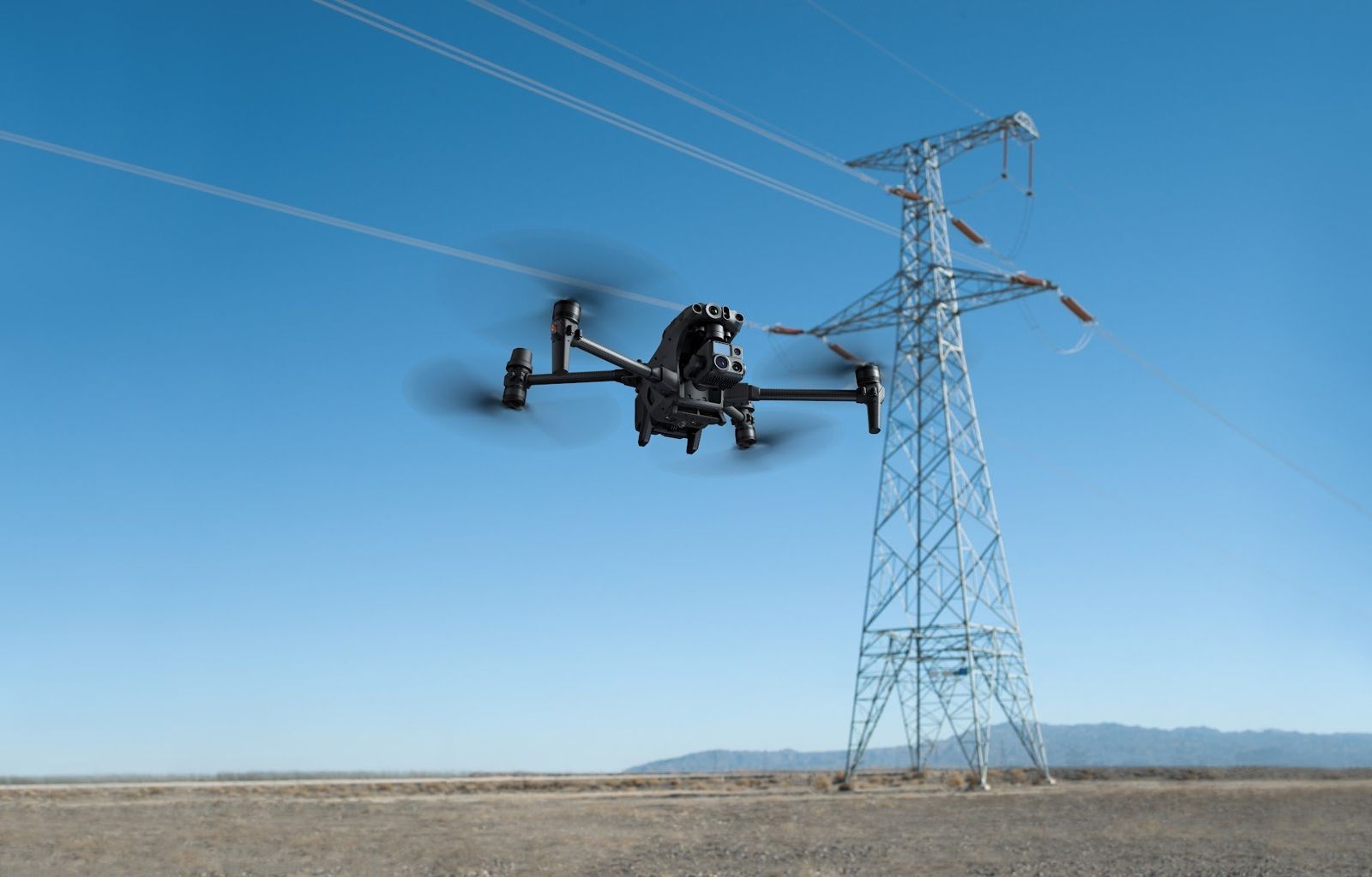 Дрон DJI у опоры ЛЭП